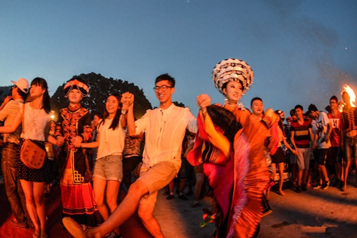 民族传统风俗：彝族狂欢的“火把节”
