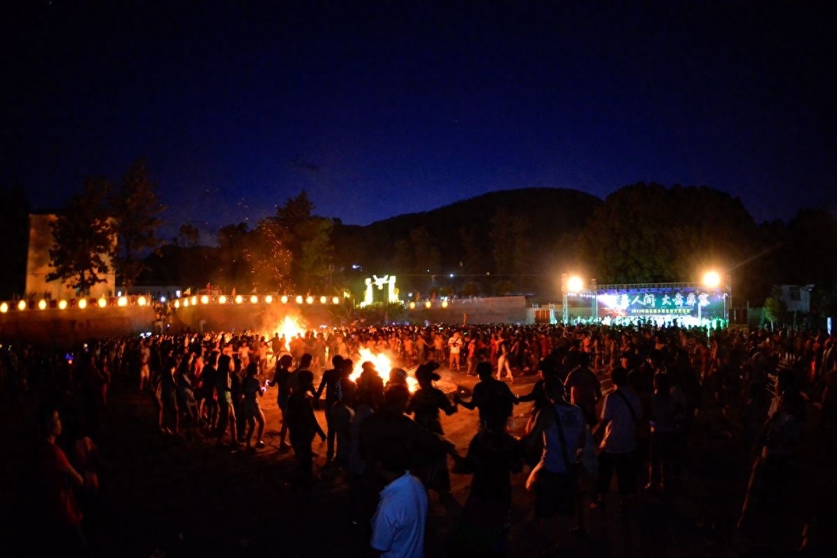 民族传统风俗：彝族狂欢的“火把节”