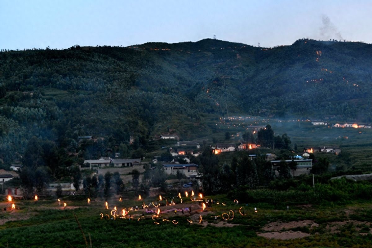 民族传统风俗：彝族狂欢的“火把节”