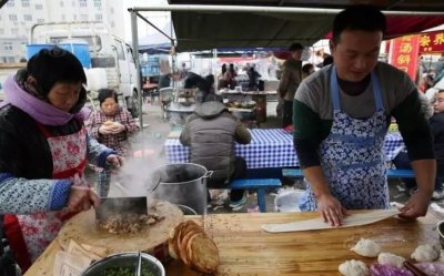 ​谁的悲哀！寒酸的老师，被迫卖肉夹馍竟然走上幸福大路