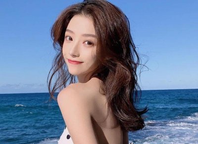 ​女孩子夹腿是什么意思呀（女孩子腿上的黑色绑带是什么意思）