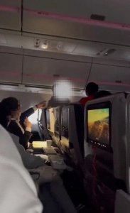 ​北京飞成都航班上，有乘客大打出手？警方回应