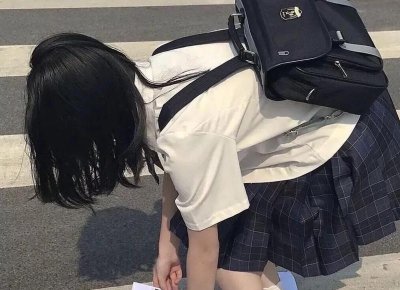 ​台下人走过不记旧颜色