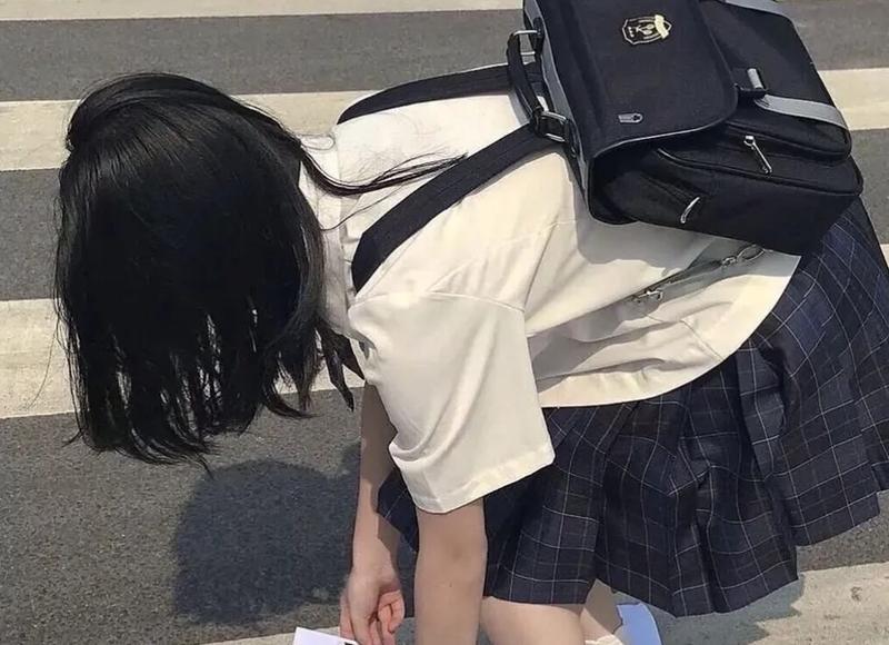 台下人走过不记旧颜色