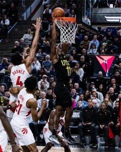 ​爵士连胜猛龙，夺胜晋级前十，团队实力引领新篇章