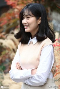 ​清纯可人！金允慧一身淑女穿搭好吸睛，脚踩高跟鞋长腿吸睛