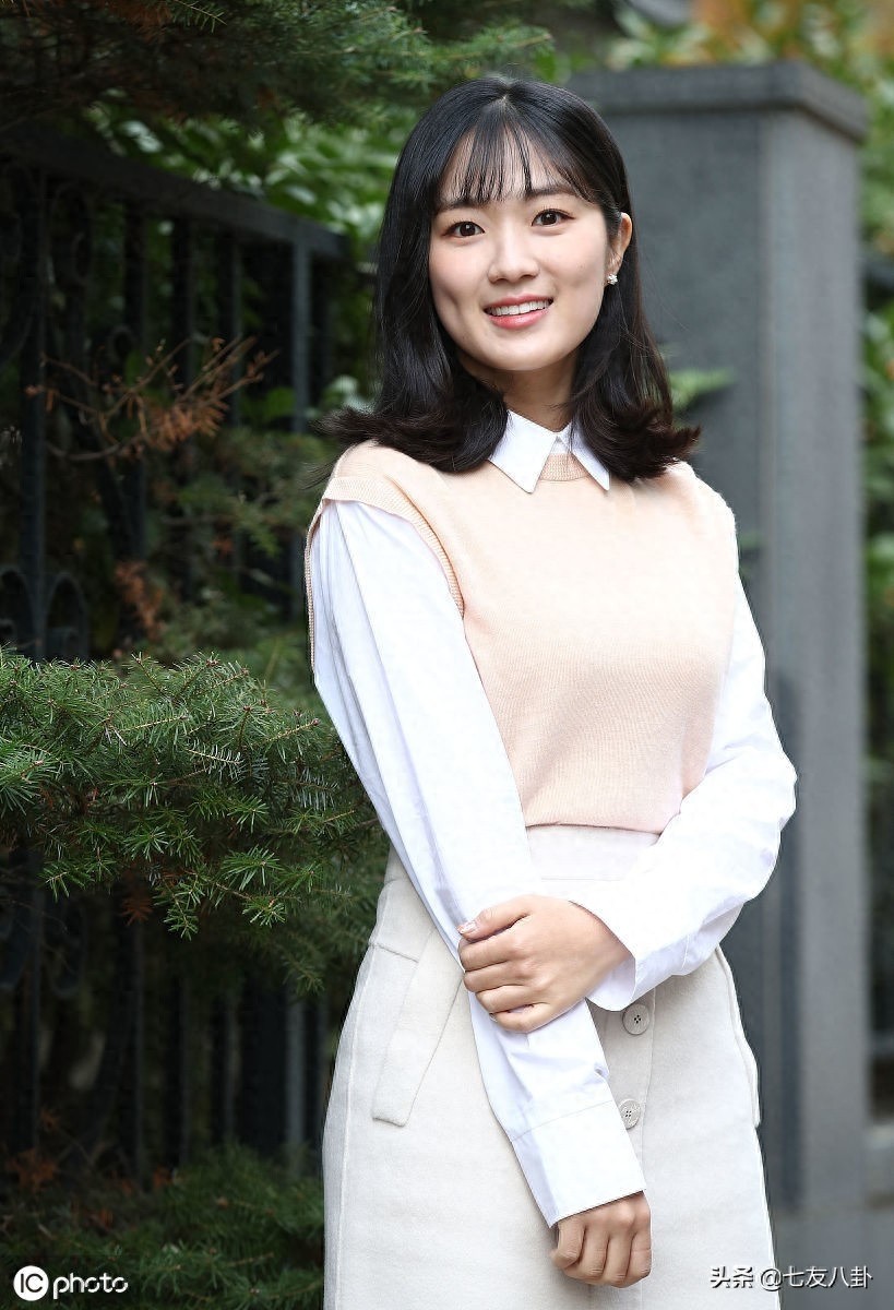 清纯可人！金允慧一身淑女穿搭好吸睛，脚踩高跟鞋长腿吸睛