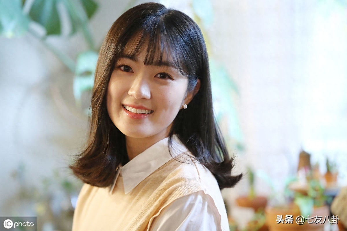 清纯可人！金允慧一身淑女穿搭好吸睛，脚踩高跟鞋长腿吸睛