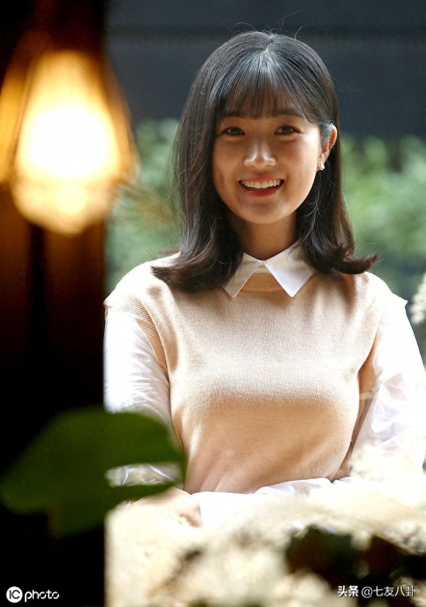 清纯可人！金允慧一身淑女穿搭好吸睛，脚踩高跟鞋长腿吸睛