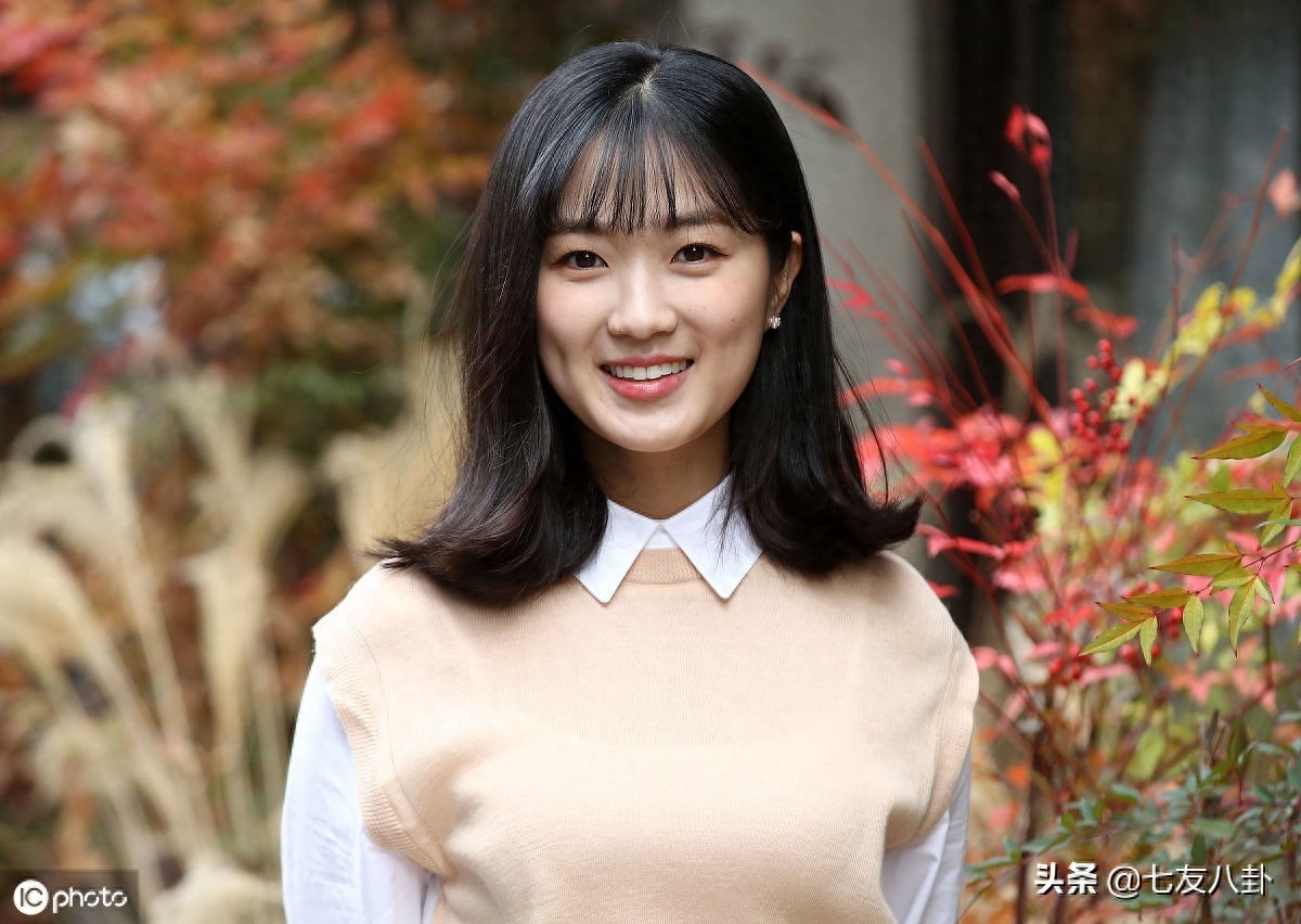 清纯可人！金允慧一身淑女穿搭好吸睛，脚踩高跟鞋长腿吸睛